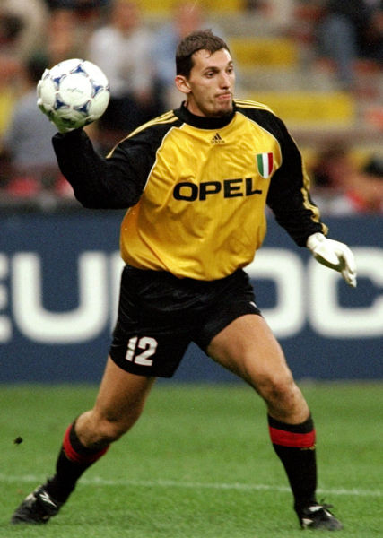 短道速滑世锦赛：中国队上冰训练 生日歌送上祝福